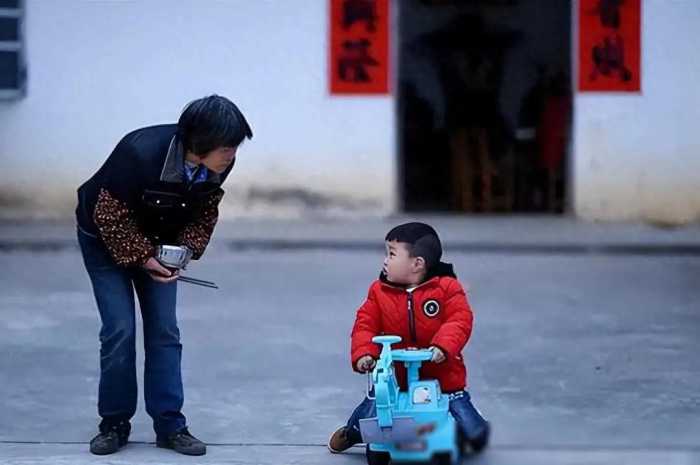 孙卓离开阳谷县次日，养母打电话嚎啕大哭，挂电话后卓卓抱头痛哭